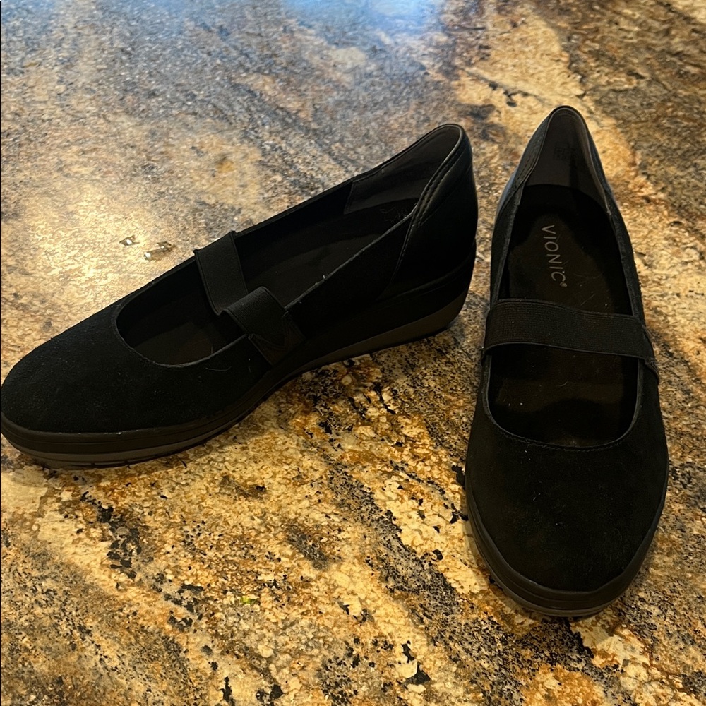 Vionic Women's Black wedge with Strap